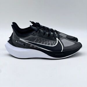 Nike Zoom Gravity Sneakers. Size 8.5